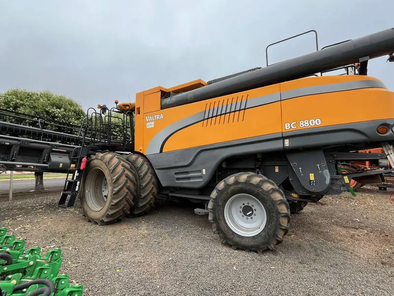 colheitadeira valtra